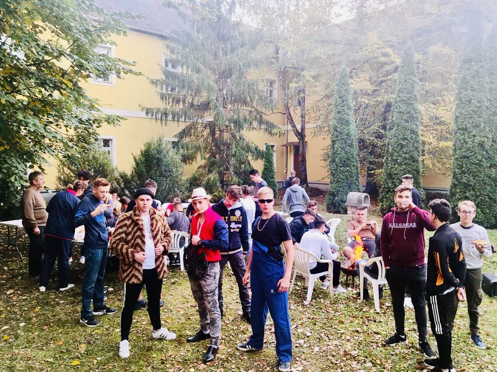 Szalonnasütés a kollégium udvarán 1