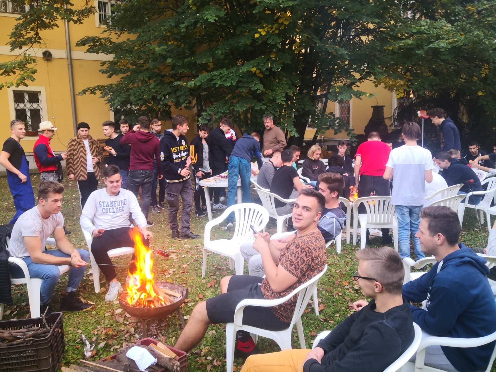 Szalonnasütés a kollégium udvarán 2